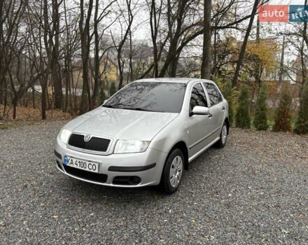 Серый Шкода Фабия, объемом двигателя 1.4 л и пробегом 147 тыс. км за 5600 $, фото 2 на Automoto.ua