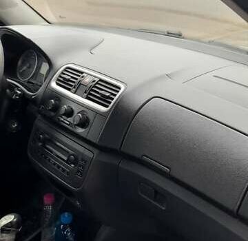 Серый Шкода Фабия, объемом двигателя 1.39 л и пробегом 145 тыс. км за 4500 $, фото 4 на Automoto.ua