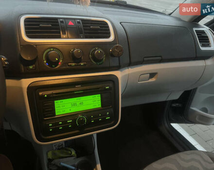 Серый Шкода Фабия, объемом двигателя 1.39 л и пробегом 181 тыс. км за 5400 $, фото 10 на Automoto.ua