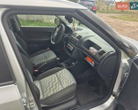 Серый Шкода Фабия, объемом двигателя 1.2 л и пробегом 160 тыс. км за 5200 $, фото 5 на Automoto.ua