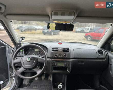 Серый Шкода Фабия, объемом двигателя 1.6 л и пробегом 247 тыс. км за 6700 $, фото 4 на Automoto.ua