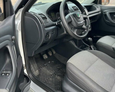 Серый Шкода Фабия, объемом двигателя 1.39 л и пробегом 205 тыс. км за 5800 $, фото 11 на Automoto.ua