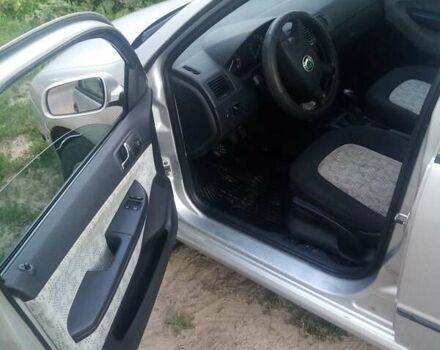 Серый Шкода Фабия, объемом двигателя 1.39 л и пробегом 226 тыс. км за 3550 $, фото 4 на Automoto.ua