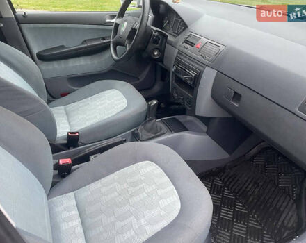 Серый Шкода Фабия, объемом двигателя 1.39 л и пробегом 252 тыс. км за 4200 $, фото 4 на Automoto.ua