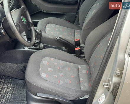 Серый Шкода Фабия, объемом двигателя 1.39 л и пробегом 208 тыс. км за 3999 $, фото 20 на Automoto.ua