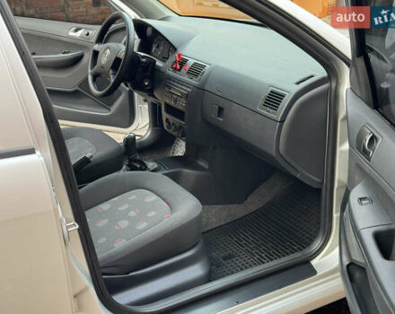 Серый Шкода Фабия, объемом двигателя 1.39 л и пробегом 208 тыс. км за 3999 $, фото 25 на Automoto.ua