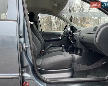 Серый Шкода Фабия, объемом двигателя 1.4 л и пробегом 266 тыс. км за 4750 $, фото 15 на Automoto.ua