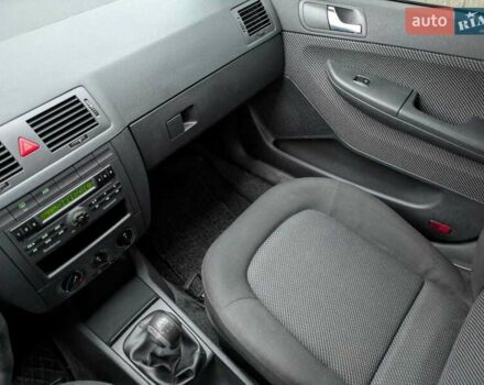 Серый Шкода Фабия, объемом двигателя 1.39 л и пробегом 230 тыс. км за 5000 $, фото 13 на Automoto.ua