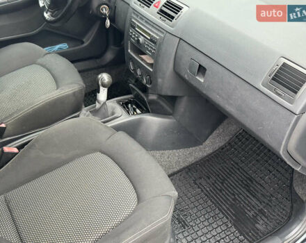 Серый Шкода Фабия, объемом двигателя 1.4 л и пробегом 266 тыс. км за 3998 $, фото 11 на Automoto.ua