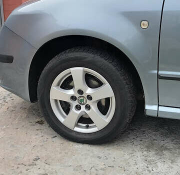 Серый Шкода Фабия, объемом двигателя 1.39 л и пробегом 157 тыс. км за 4900 $, фото 3 на Automoto.ua