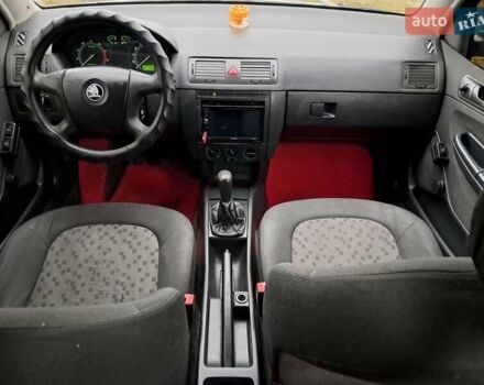 Серый Шкода Фабия, объемом двигателя 1.2 л и пробегом 220 тыс. км за 3999 $, фото 11 на Automoto.ua