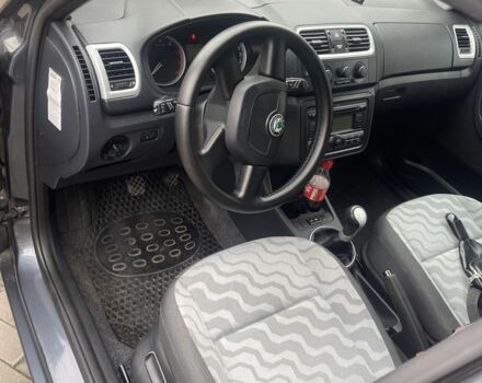 Серый Шкода Фабия, объемом двигателя 1.4 л и пробегом 219 тыс. км за 5550 $, фото 3 на Automoto.ua