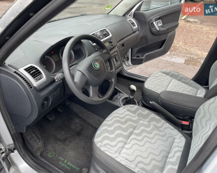 Серый Шкода Фабия, объемом двигателя 1.4 л и пробегом 196 тыс. км за 5600 $, фото 13 на Automoto.ua