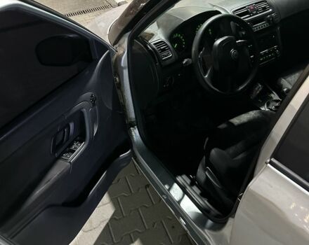 Серый Шкода Фабия, объемом двигателя 1.6 л и пробегом 400 тыс. км за 4500 $, фото 6 на Automoto.ua