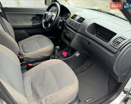 Серый Шкода Фабия, объемом двигателя 1.6 л и пробегом 250 тыс. км за 5999 $, фото 5 на Automoto.ua