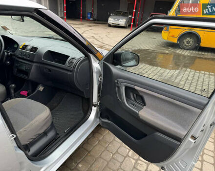 Серый Шкода Фабия, объемом двигателя 1.6 л и пробегом 250 тыс. км за 5999 $, фото 10 на Automoto.ua