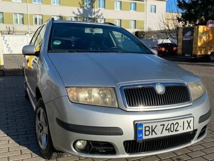 Сірий Шкода Фабія, об'ємом двигуна 1.39 л та пробігом 475 тис. км за 3350 $, фото 1 на Automoto.ua