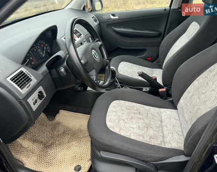 Синий Шкода Фабия, объемом двигателя 1.39 л и пробегом 305 тыс. км за 3750 $, фото 4 на Automoto.ua