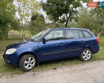 Синий Шкода Фабия, объемом двигателя 1.2 л и пробегом 188 тыс. км за 4200 $, фото 2 на Automoto.ua