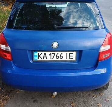 Синий Шкода Фабия, объемом двигателя 1.2 л и пробегом 377 тыс. км за 4200 $, фото 2 на Automoto.ua