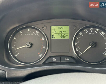 Синій Шкода Фабія, об'ємом двигуна 1.4 л та пробігом 257 тис. км за 4500 $, фото 11 на Automoto.ua