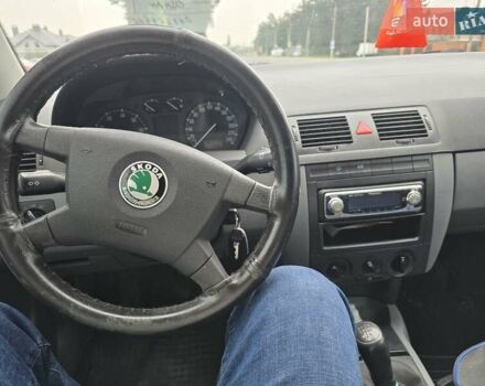 Синий Шкода Фабия, объемом двигателя 1.39 л и пробегом 260 тыс. км за 2990 $, фото 2 на Automoto.ua