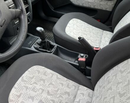 Синий Шкода Фабия, объемом двигателя 1.4 л и пробегом 285 тыс. км за 3300 $, фото 6 на Automoto.ua