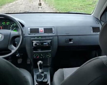 Синий Шкода Фабия, объемом двигателя 1.39 л и пробегом 202 тыс. км за 4600 $, фото 7 на Automoto.ua