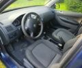 Синий Шкода Фабия, объемом двигателя 1.2 л и пробегом 180 тыс. км за 3800 $, фото 2 на Automoto.ua