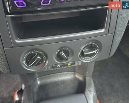 Синий Шкода Фабия, объемом двигателя 1.4 л и пробегом 239 тыс. км за 5700 $, фото 32 на Automoto.ua