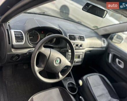 Синий Шкода Фабия, объемом двигателя 1.6 л и пробегом 205 тыс. км за 5150 $, фото 4 на Automoto.ua