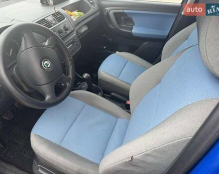 Синий Шкода Фабия, объемом двигателя 1.2 л и пробегом 200 тыс. км за 4200 $, фото 3 на Automoto.ua