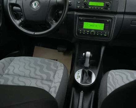 Синий Шкода Фабия, объемом двигателя 1.6 л и пробегом 229 тыс. км за 7200 $, фото 11 на Automoto.ua