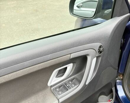 Синій Шкода Фабія, об'ємом двигуна 1.4 л та пробігом 300 тис. км за 3400 $, фото 7 на Automoto.ua