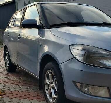 Синий Шкода Фабия, объемом двигателя 1.39 л и пробегом 335 тыс. км за 4500 $, фото 2 на Automoto.ua