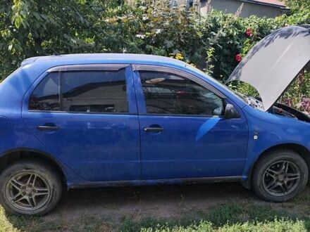 Синий Шкода Фабия, объемом двигателя 1.4 л и пробегом 320 тыс. км за 3400 $, фото 1 на Automoto.ua