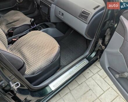 Зеленый Шкода Фабия, объемом двигателя 1.4 л и пробегом 225 тыс. км за 3000 $, фото 4 на Automoto.ua