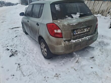 Зеленый Шкода Фабия, объемом двигателя 1.2 л и пробегом 100 тыс. км за 500 $, фото 1 на Automoto.ua