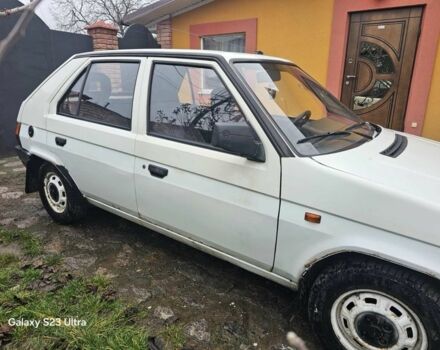 Белый Шкода Фаворит, объемом двигателя 1.3 л и пробегом 140 тыс. км за 800 $, фото 3 на Automoto.ua