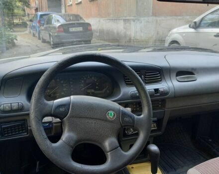 Белый Шкода Фаворит, объемом двигателя 1.3 л и пробегом 300 тыс. км за 700 $, фото 4 на Automoto.ua