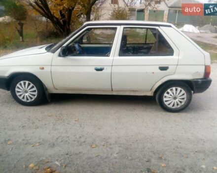 Белый Шкода Фаворит, объемом двигателя 1.3 л и пробегом 250 тыс. км за 950 $, фото 3 на Automoto.ua