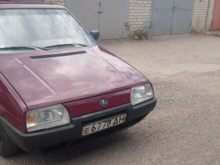 Красный Шкода Фаворит, объемом двигателя 1.3 л и пробегом 300 тыс. км за 1000 $, фото 1 на Automoto.ua