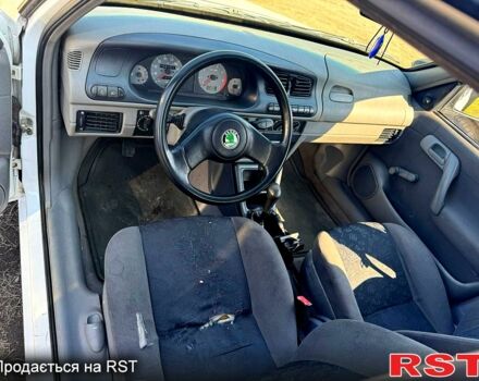 Білий Шкода Феліція, об'ємом двигуна 1.6 л та пробігом 280 тис. км за 1600 $, фото 4 на Automoto.ua