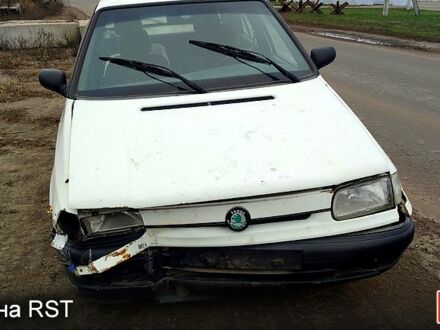 Белый Шкода Фелиция, объемом двигателя 1.3 л и пробегом 300 тыс. км за 600 $, фото 1 на Automoto.ua