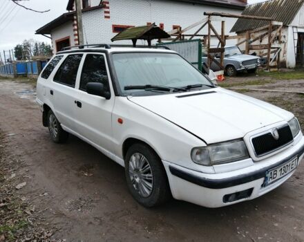 Белый Шкода Фелиция, объемом двигателя 1.6 л и пробегом 300 тыс. км за 850 $, фото 1 на Automoto.ua