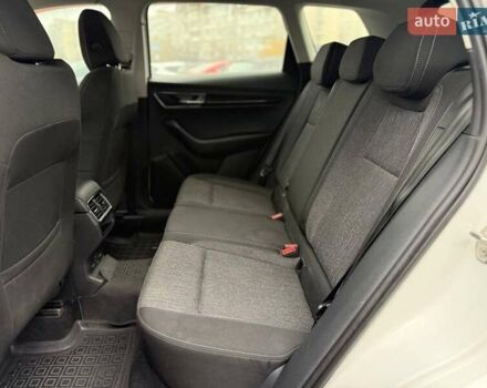 Белый Шкода Karoq, объемом двигателя 1.5 л и пробегом 117 тыс. км за 18990 $, фото 11 на Automoto.ua