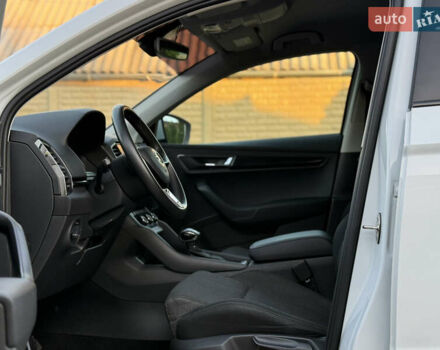 Белый Шкода Karoq, объемом двигателя 1.5 л и пробегом 112 тыс. км за 19800 $, фото 20 на Automoto.ua