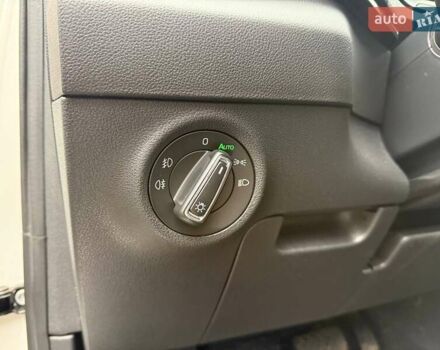 Белый Шкода Karoq, объемом двигателя 1.5 л и пробегом 117 тыс. км за 18990 $, фото 15 на Automoto.ua