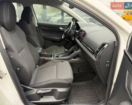 Белый Шкода Karoq, объемом двигателя 1.5 л и пробегом 117 тыс. км за 18990 $, фото 13 на Automoto.ua