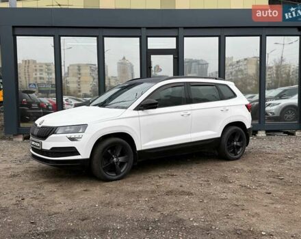 Белый Шкода Karoq, объемом двигателя 1.5 л и пробегом 117 тыс. км за 18990 $, фото 2 на Automoto.ua